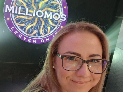 Egy DUE-s lány, aki a Legyen Ön is milliomos! kulcsembere lett – így jutott a csúcsra Tóth Hajnalka a médiatáborunkból