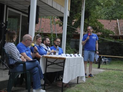 Szobák csatája – rendkívüli sajtótájékoztatót tartottak a DUE-táborban